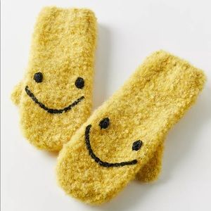 URBAN OUTFITTERS Emy Icon Smiley Face Mittens NEW